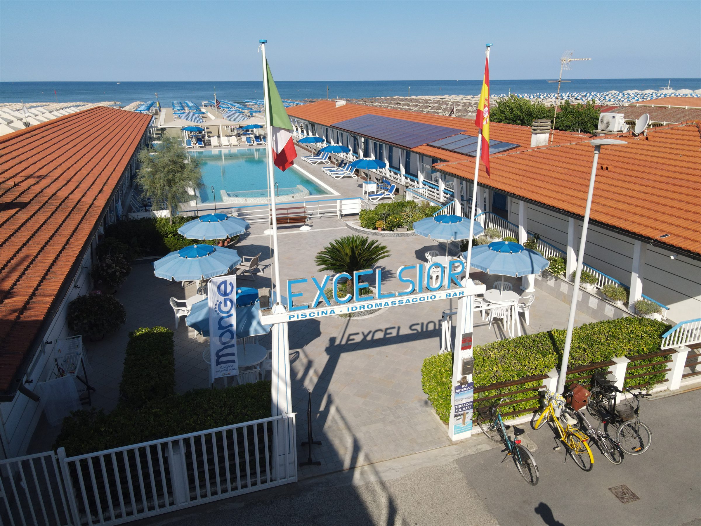 La spiaggia del Bagno Excelsior sul lungomare di Viareggio