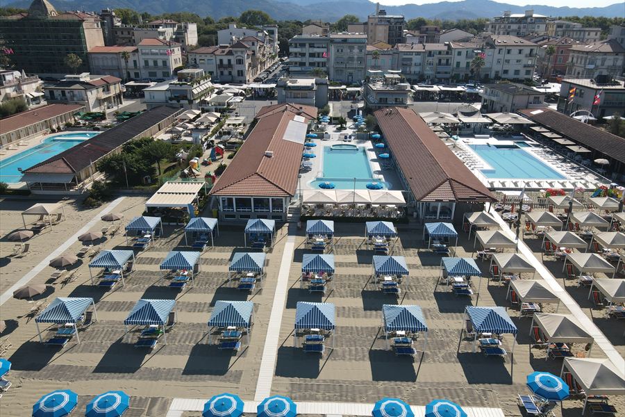 Stabilimento e spiaggia visti dal drone