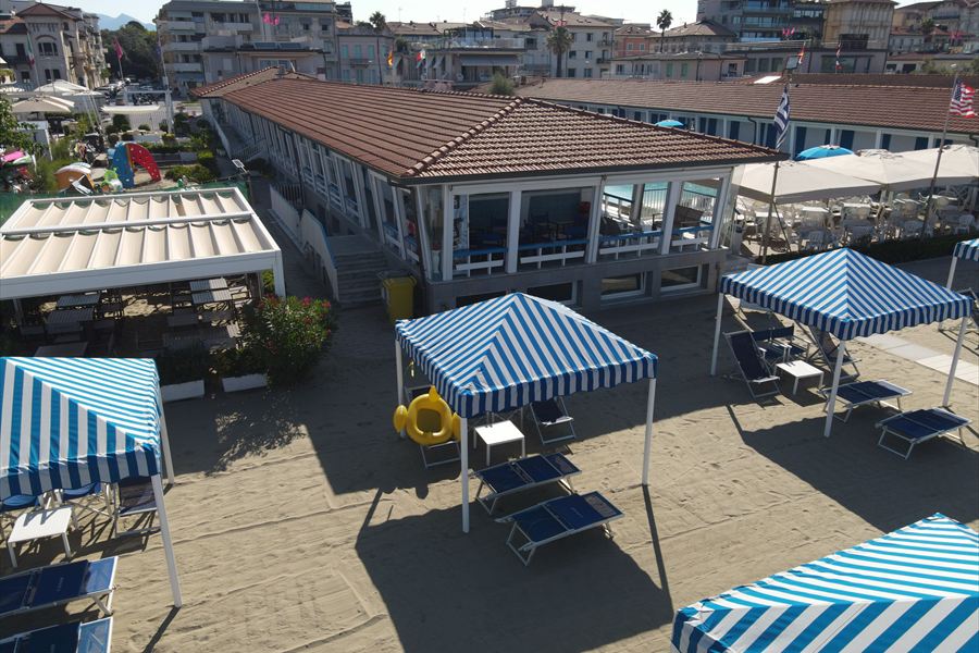 Ombrelloni e spazi dello stabilimento dall'alto